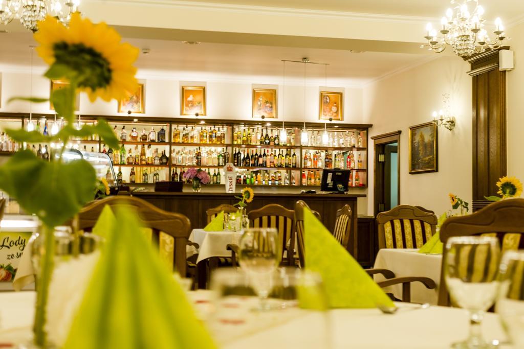 Hotel - Restauracja Platan Sędziszów Małopolski Bagian luar foto