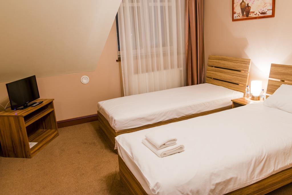 Hotel - Restauracja Platan Sędziszów Małopolski Bagian luar foto